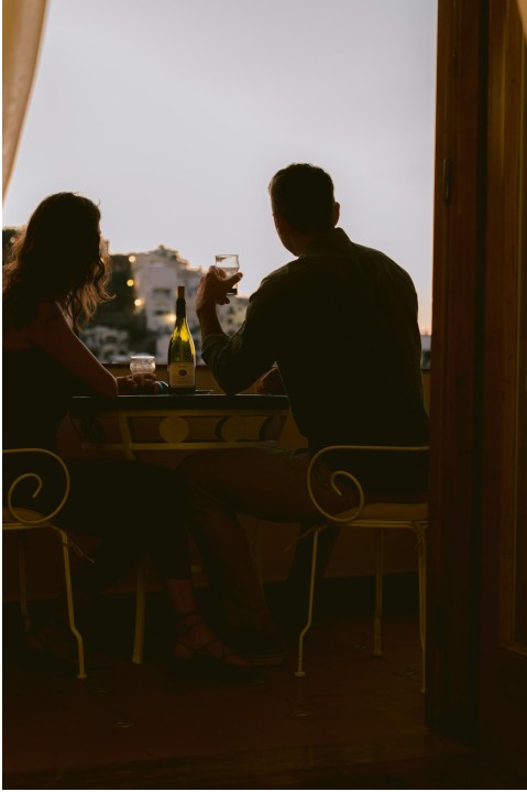 Planner discussing with couple
